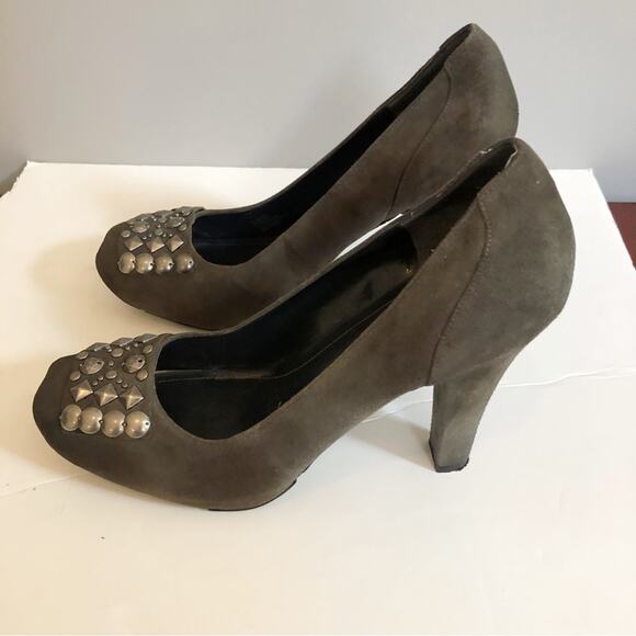 BCBG Grey Suede Pumps Silver Studs High Heels Leather Designer Retro 9.5 NWOT - Picture 6 of 14